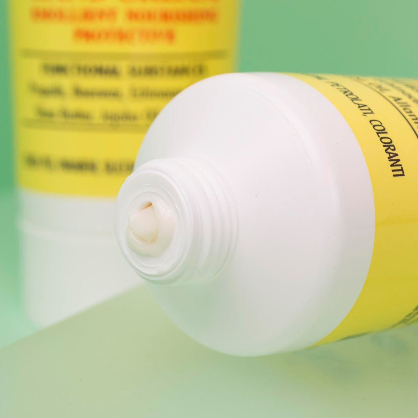 tubetto aperto con crema apinfiore per mani alla propoli riparatrice 