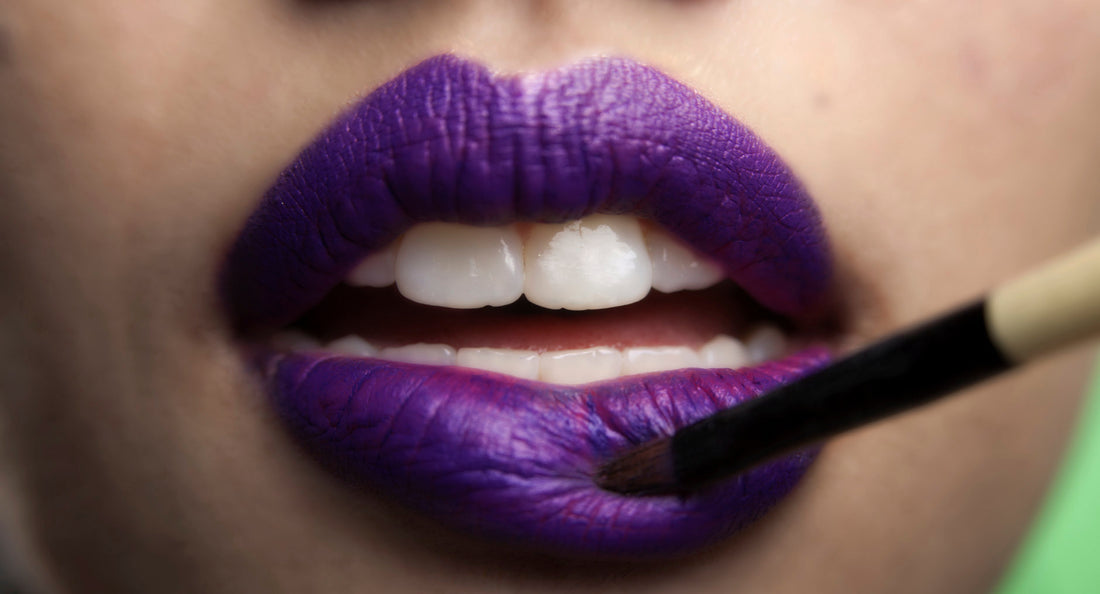immagine di uns bocca con un rossetto viola