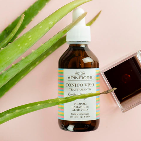 immagine del tonico viso apinfiore con sfondo rosa e una pianta di aloe